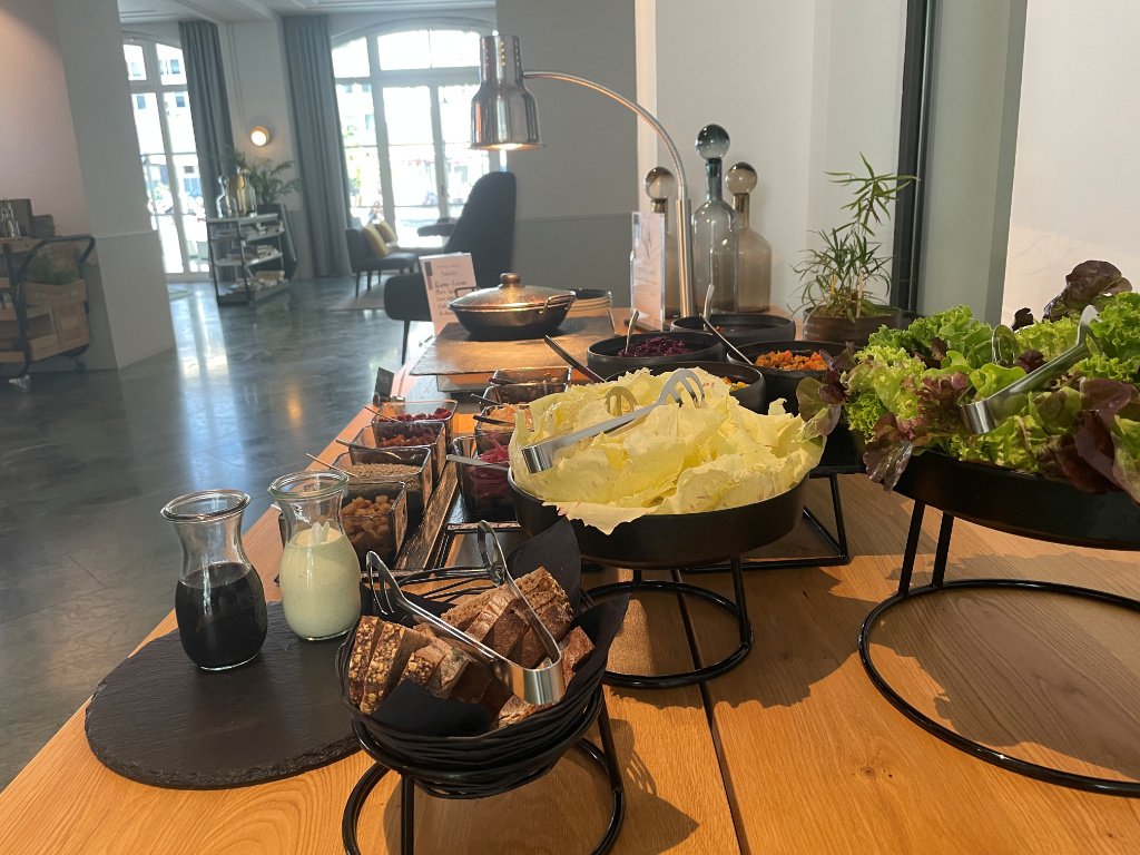 Salate. Salatsoßen und Toppings, Mittags-Jause, UNA Berlin-Mitte