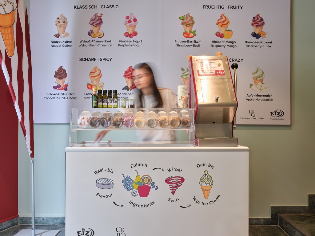 Eiswagen mit Personal im Hintergrund eine Eiskarte