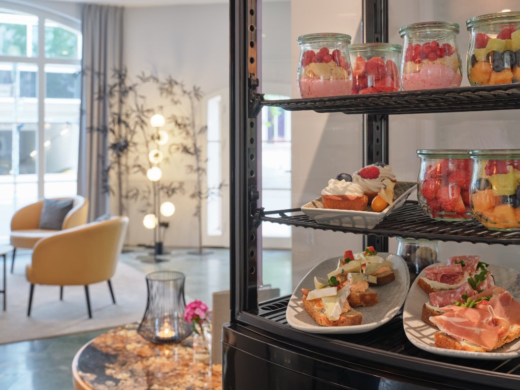 Snack-Vitrine mit Auslage in der UNA Tagesbar